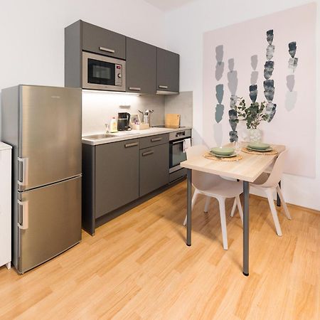 7 Nights Apartments Dominikanske N. เบอร์โน ภายนอก รูปภาพ