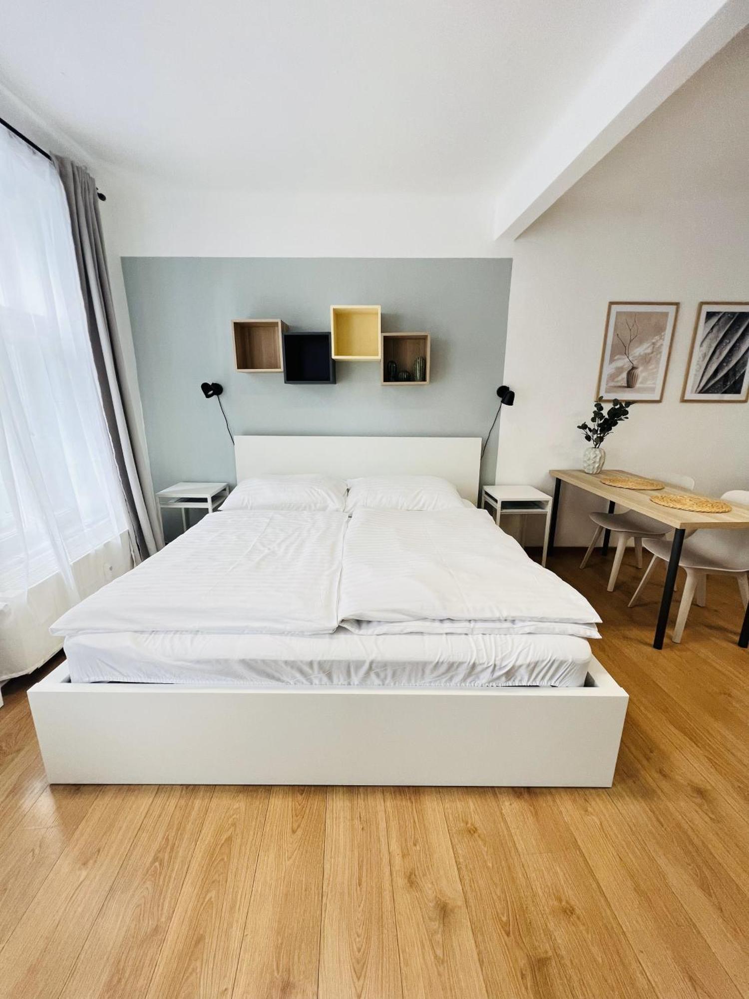 7 Nights Apartments Dominikanske N. เบอร์โน ภายนอก รูปภาพ
