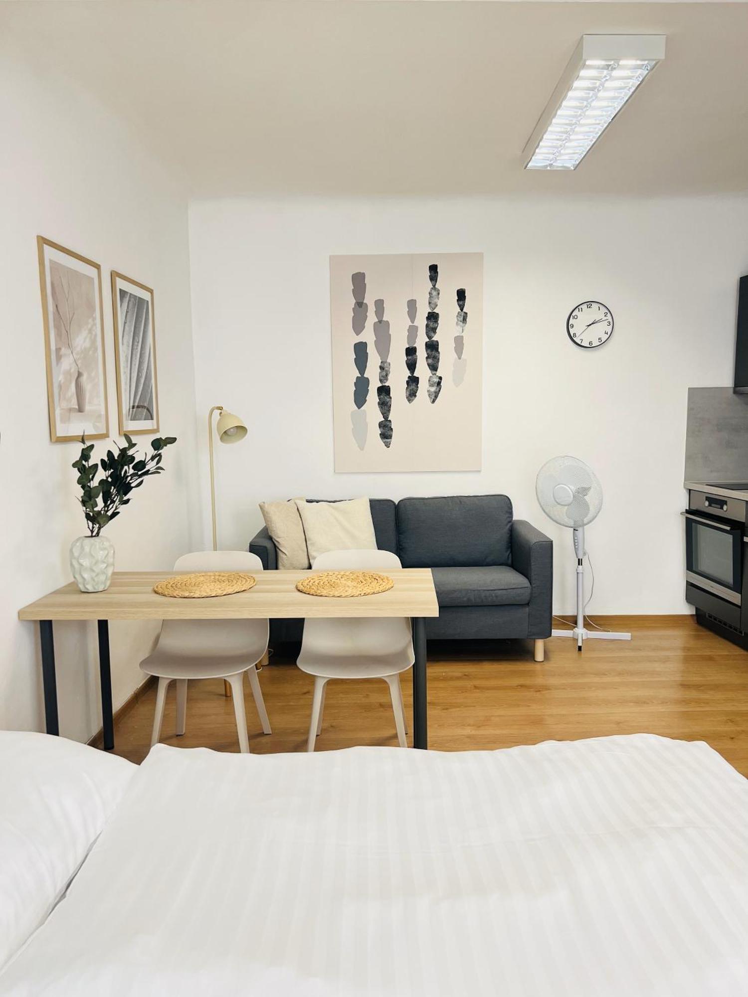 7 Nights Apartments Dominikanske N. เบอร์โน ภายนอก รูปภาพ