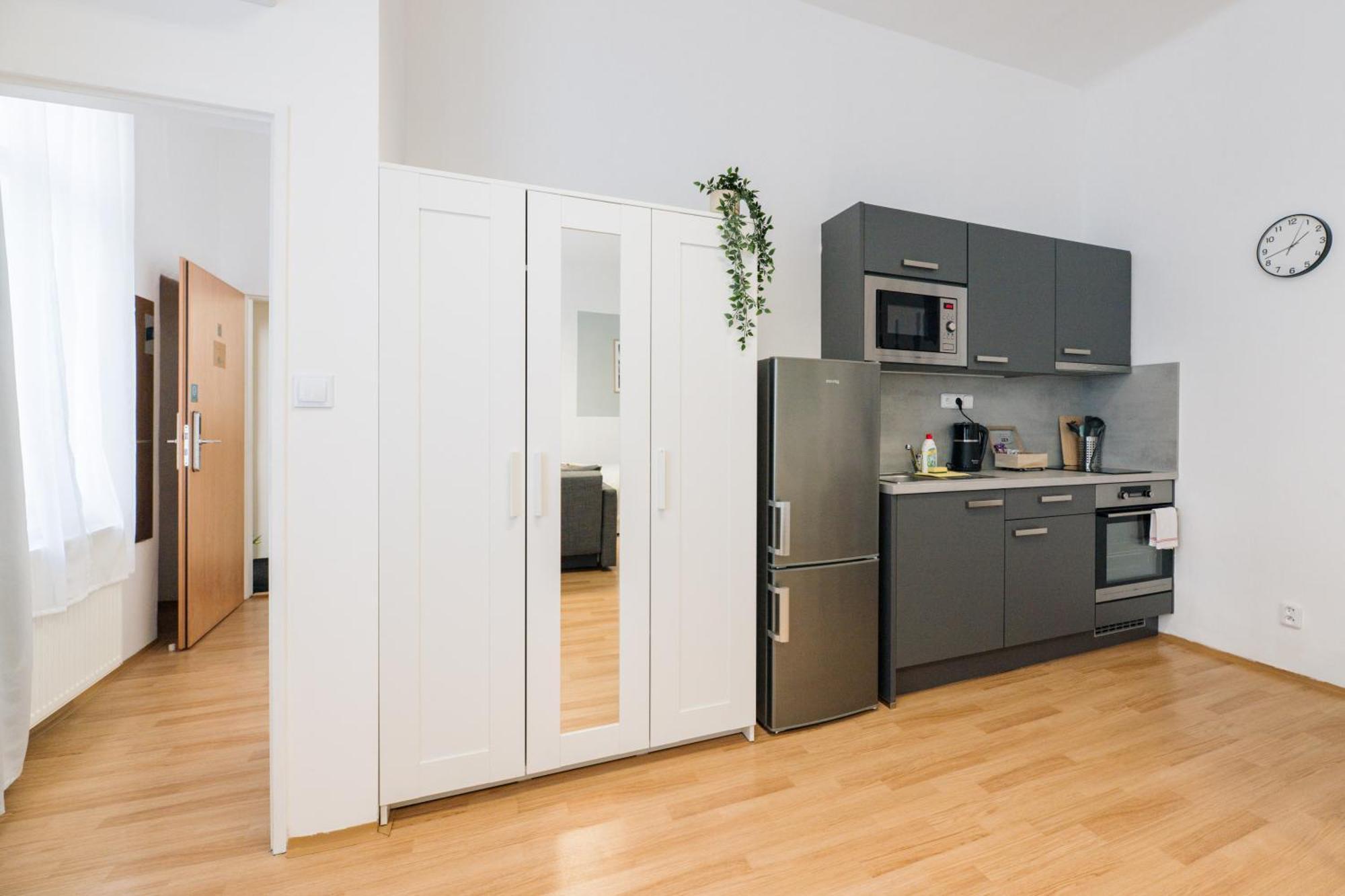 7 Nights Apartments Dominikanske N. เบอร์โน ภายนอก รูปภาพ