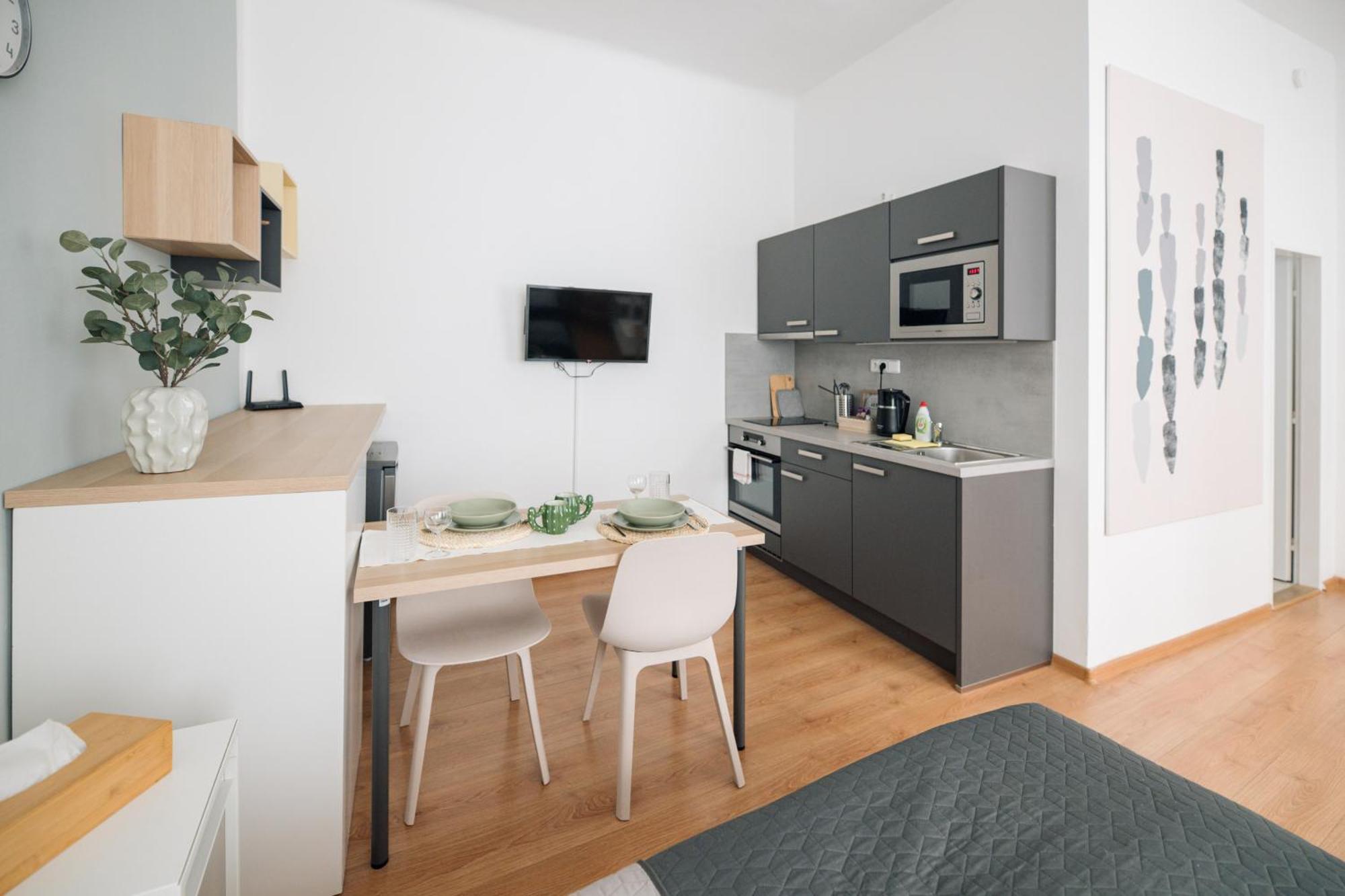 7 Nights Apartments Dominikanske N. เบอร์โน ภายนอก รูปภาพ