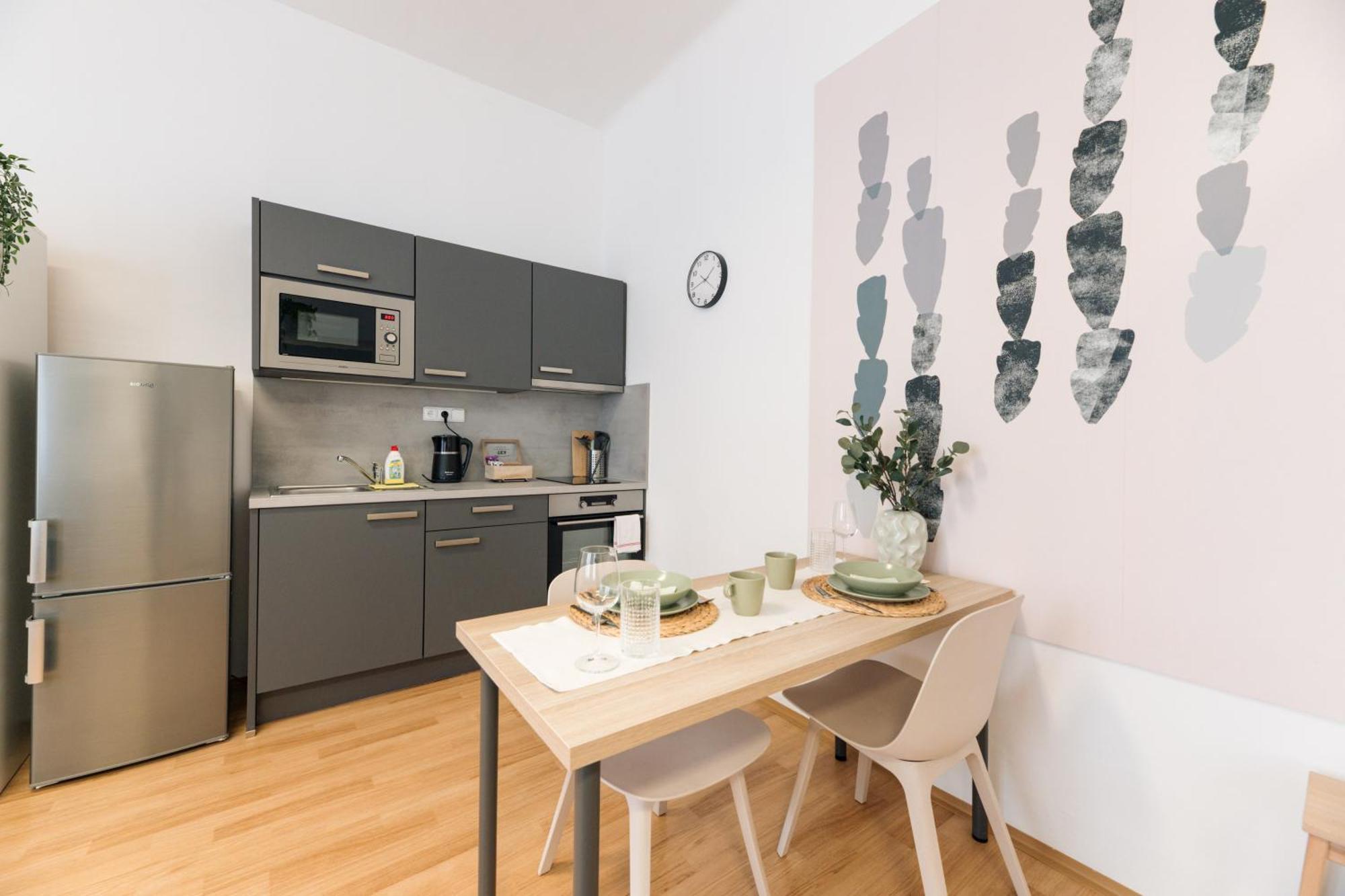 7 Nights Apartments Dominikanske N. เบอร์โน ภายนอก รูปภาพ