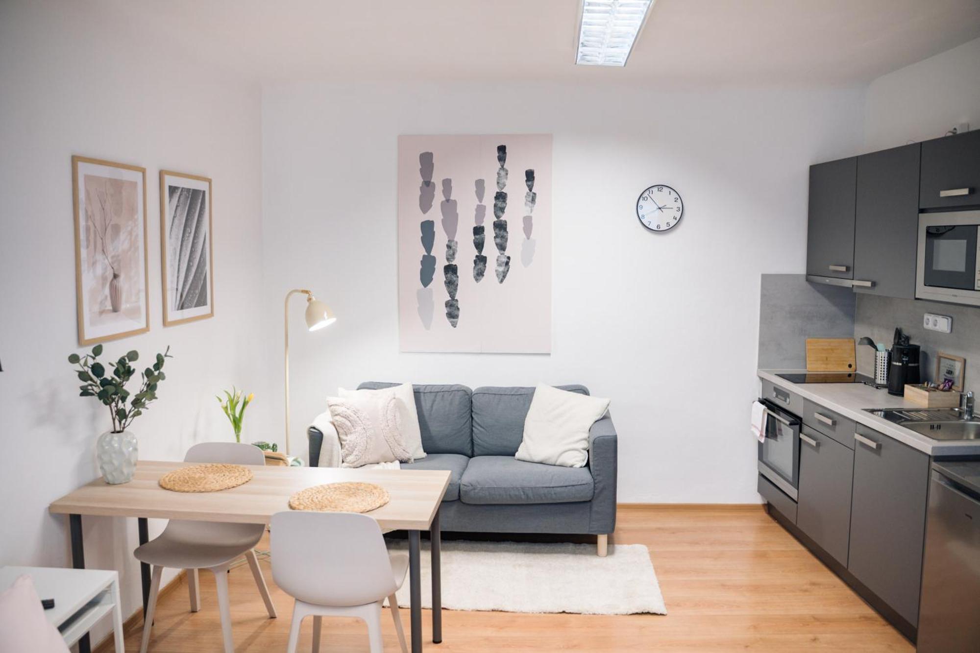 7 Nights Apartments Dominikanske N. เบอร์โน ภายนอก รูปภาพ